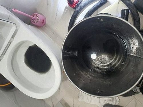 흑석동 하수구막힘 처치 후 배수구 물이 빠르게 내려가는 모습